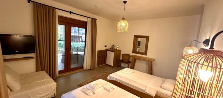 Zümrüt Çıralı Otel Çamlimanı Odası geniş açı