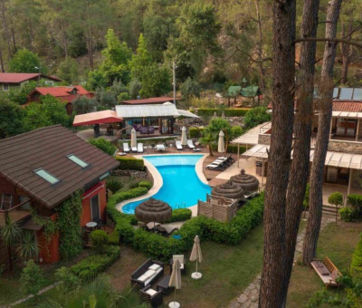 Uzaktan Zümrüt Çıralı Butik Otel