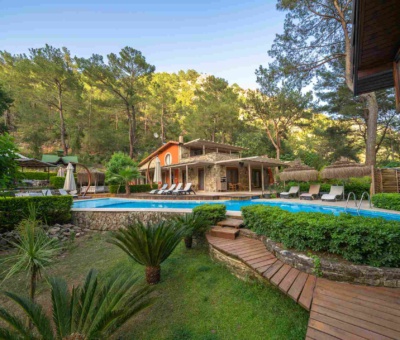 Teras Havuz Zümrüt Çıralı Hotel